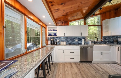 Meredith Cottage | Renovated Home Walk to Beach on Lake Winnipesaukee