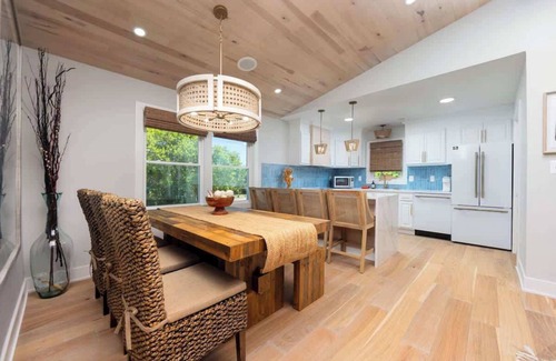Colington House | Renovated ~ Hot Tub, Fire Pit & 5Min to Beach