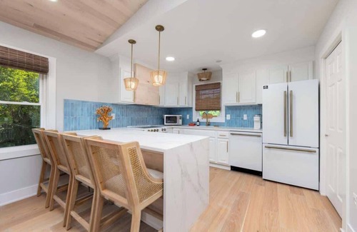 Colington House | Renovated ~ Hot Tub, Fire Pit & 5Min to Beach