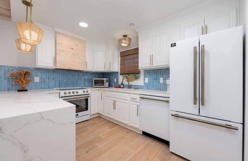 Colington House | Renovated ~ Hot Tub, Fire Pit & 5Min to Beach