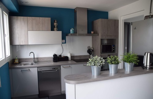 Plougoulm House | Renovated house, quiet location, beach 100 m away, sleeps 4/5, enclosed garden.