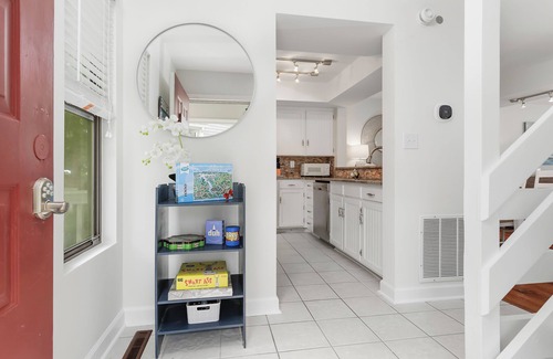 North Shore House | Renovated in 2024 3 Levels Lakefront Townhouse in the heart of SML.