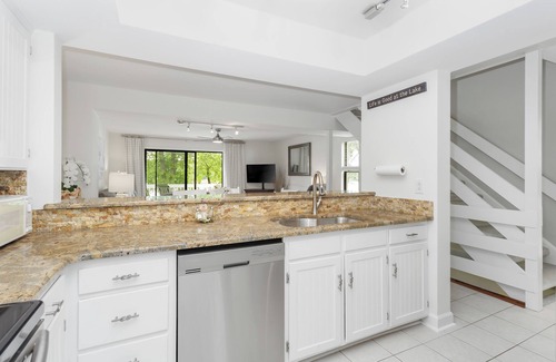 North Shore House | Renovated in 2024 3 Levels Lakefront Townhouse in the heart of SML.