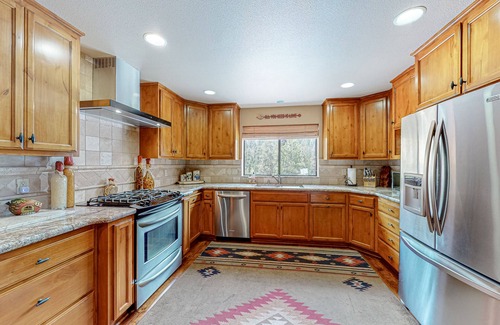 Lakeshore Condo | Renovated lakeview condo w/ great location near swimming & skiing