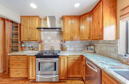 Lakeshore Condo | Renovated lakeview condo w/ great location near swimming & skiing