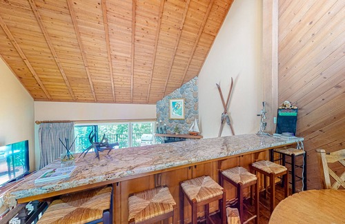 Lakeshore Condo | Renovated lakeview condo w/ great location near swimming & skiing