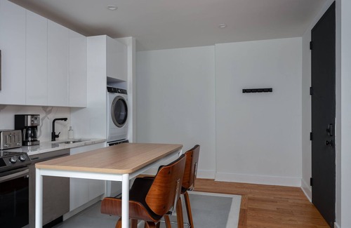 Greenpoint Hotel | Renovated Luxury Three Bedroom Greenpoint Condo!