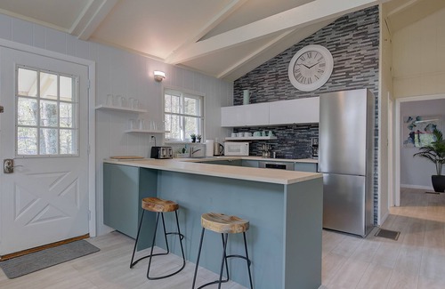 Eidelweiss Village Ski Chalet | Renovated Modern Chalet - Swim, Hike, Bike, Fish, Ski, Skate, Shop, Dine, Relax!