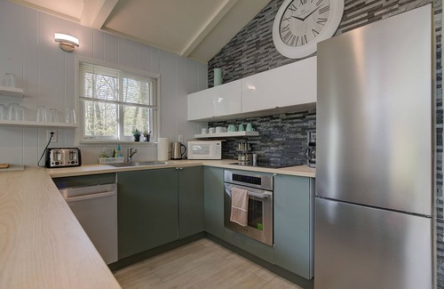 Eidelweiss Village Ski Chalet | Renovated Modern Chalet - Swim, Hike, Bike, Fish, Ski, Skate, Shop, Dine, Relax!