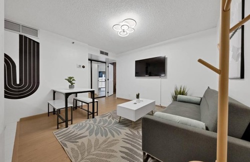Downtown Honolulu Apartment | Renovated & Modern! Parking+WifI+Pool!