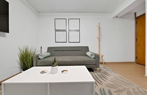 Downtown Honolulu Apartment | Renovated & Modern! Parking+WifI+Pool!