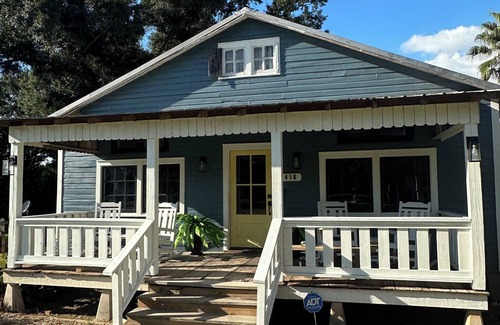 Lafayette House | Renovated & Newly Refined~ w/Front porch & w/Back deck charm~ Scott/Lafayette