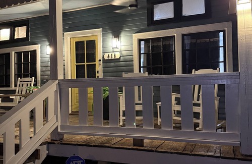 Lafayette House | Renovated & Newly Refined~ w/Front porch & w/Back deck charm~ Scott/Lafayette