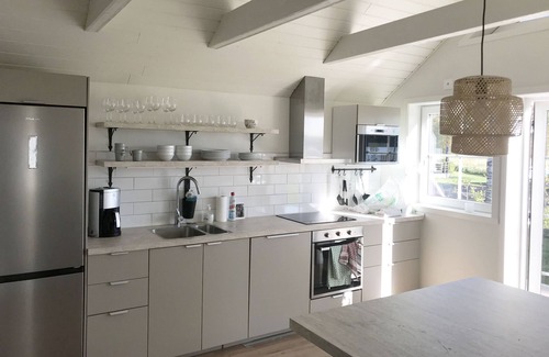 Varnamo Municipality House | Renovated nice cottage located outside Värnamo and only 30 meters from the lake Flåren |SE07055