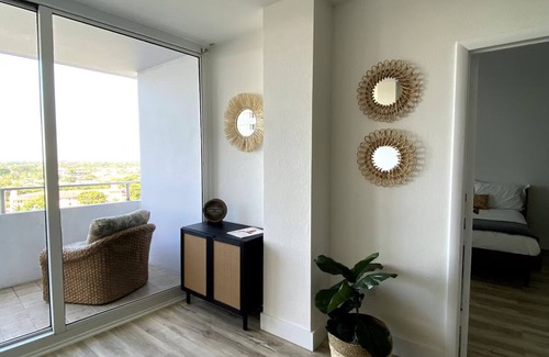 Barrier Island Apartment | Renovated Oceanfront Condo at Ocean Manor:Private Beach,Tiki Bar,Fort Lauderdale