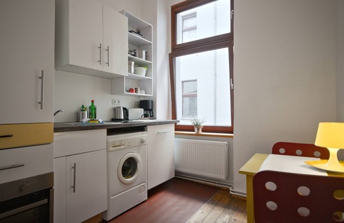 Mitte Apartment | Renovated old apartment with new shower room, separate eat-in kitchen and washing machine