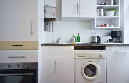Mitte Apartment | Renovated old apartment with new shower room, separate eat-in kitchen and washing machine
