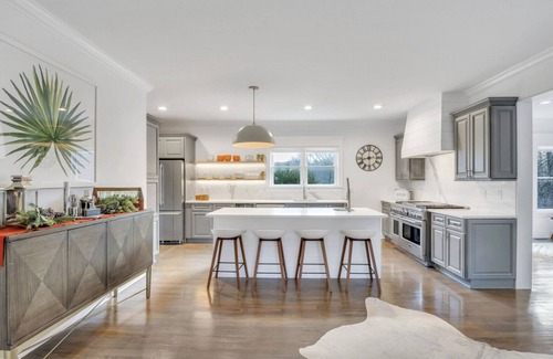 Southampton House | Renovated Post-Modern, Close to Strongs Marina, Conscience Point, North.