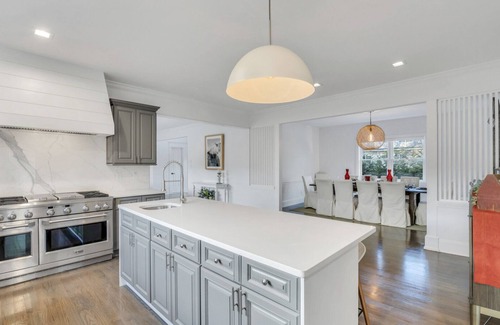 Southampton House | Renovated Post-Modern, Close to Strongs Marina, Conscience Point, North.