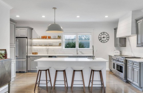 Southampton House | Renovated Post-Modern, Close to Strongs Marina, Conscience Point, North.