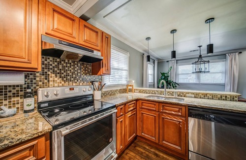 Hapeville House | Renovated Ranch House in Walkable Historic Neighborhood
