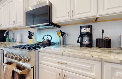 St. Elizabeth's Apartment | Renovated, Spacious Studio, Near BC, BU, Porch