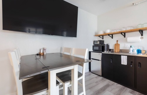 Hampton Apartment | Renovated Studio - 2 Queen Beds - Walk to beach - Kitchenette - Parking