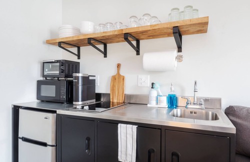 Hampton Apartment | Renovated Studio - 2 Queen Beds - Walk to beach - Kitchenette - Parking