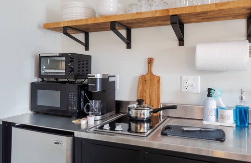Hampton Apartment | Renovated Studio - 2 Queen Beds - Walk to beach - Kitchenette - Parking