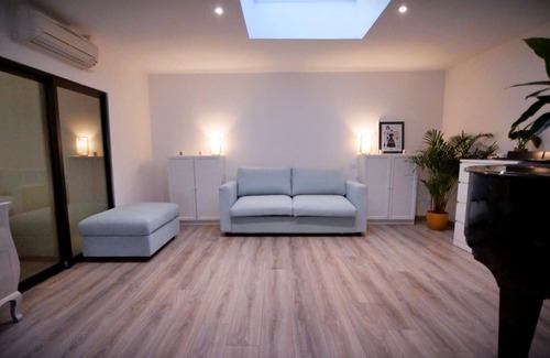 Merignac Apartment | Renovated studio with grand piano