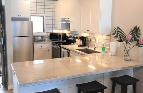 Kailua-Kona Condo | Renovated-Stunning Direct Oceanfront Top Floor Penthouse in Kona with AC!