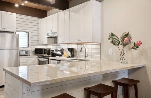 Kailua-Kona Condo | Renovated-Stunning Direct Oceanfront Top Floor Penthouse in Kona with AC!