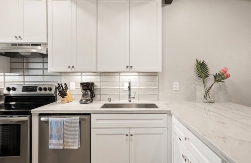 Kailua-Kona Condo | Renovated-Stunning Direct Oceanfront Top Floor Penthouse in Kona with AC!
