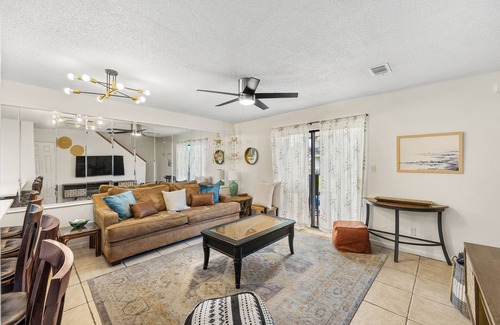 Mary Esther House | Renovated Town-home -Steps to Santa Rosa Sound 2BR , Washer/Dryer, Seasonal Pool