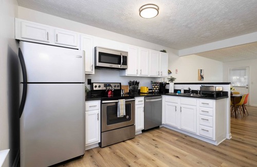 Cartersville House | Renovated Townhome Close to Everything - 8 Guests