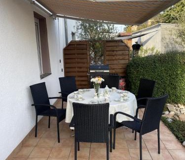 Riegelsberg Apartment | Renovierte 85qm 6 PAX Altbauwohnung und Terasse - Apartment "Karin"