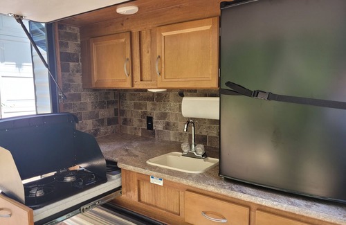 Bay Lake House | Rent thus wonderful HUGE camper with OUTDOOR KITCHEN!