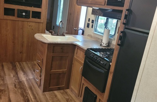 Bay Lake House | Rent thus wonderful HUGE camper with OUTDOOR KITCHEN!