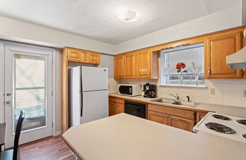 Independence House | Rental in Charming Independence, Missouri: Your Ideal Home Away from Home!