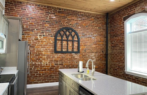 LaFayette Apartment | Repurposed space upstairs on LaFayette Square