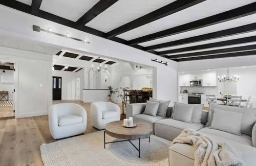 Reseda House | Reseda Luxurious Family Getaway Pets Friendly Unique Home