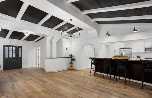 Reseda House | Reseda Luxurious Family Getaway Pets Friendly Unique Home