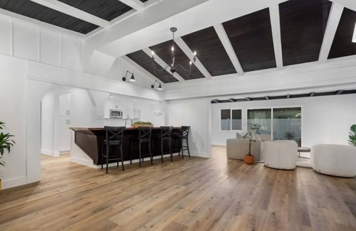 Reseda House | Reseda Luxurious Family Getaway Pets Friendly Unique Home