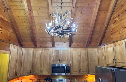 Blue Ridge Cabin | Reserve your Getaway at The Rustic Retreat-3 private acres!
