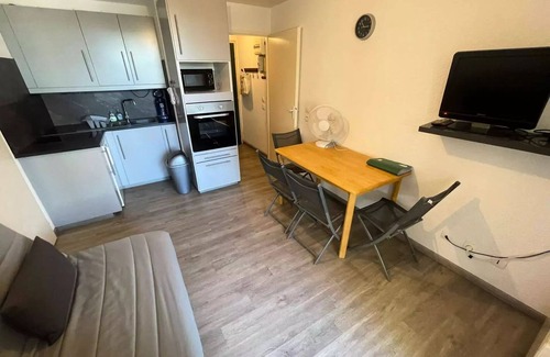 Les Sablettes Apartment | Residence La Croisette B - Air-conditioned apartment with 1 bedroom close to the beach of the Sablettes