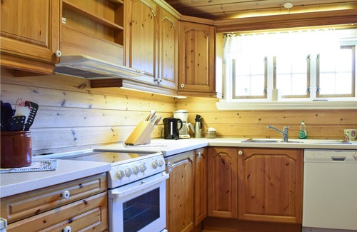 Granvin House | Residential cottage located directly on the Hardangerfjord with its own small swimming beach and jet