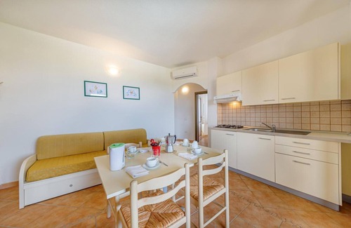 Tergu Apartment | Residenza Le Farfalle 'Two-Room Apartment B' with Garden View, Shared Pool