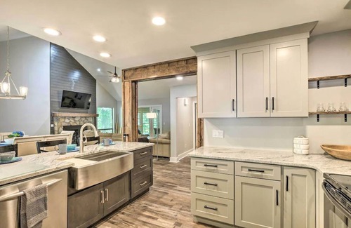 Salem House | Resort Access - Lake - Pools -Pickleball - Gym. Spacious townhome for groups