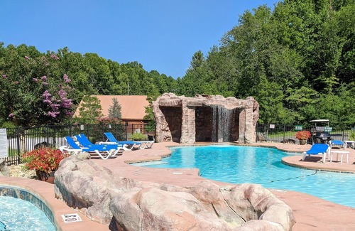 White Oak Lodge Cabin | Resort cabin with private hot tub, pools, playground & trails - dog-friendly