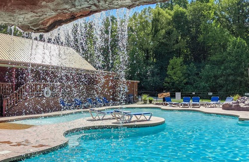 White Oak Lodge Cabin | Resort cabin with private hot tub, pools, playground & trails - dog-friendly